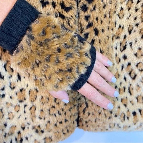 GALLERY FAUX FUR REVERSIBLE LEOPARD VEST WITH MATCHING MITTS - Picture 6 of 11